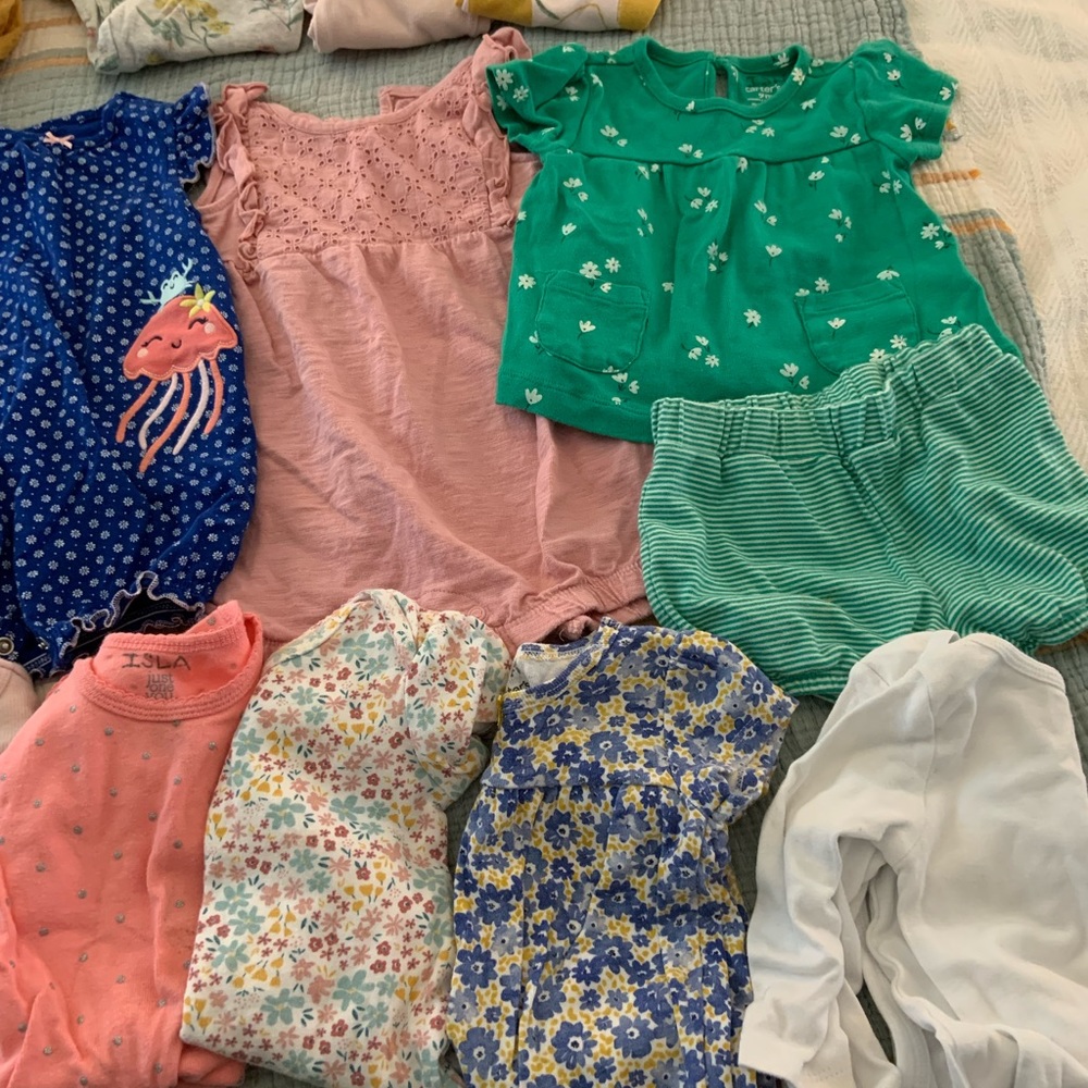 Carter’s baby body suits, rompers and matching sets Size 9 months